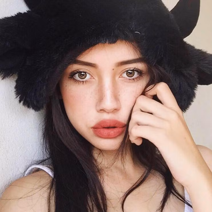 Sở thích của mỹ nhân giống Maria Ozawa này là viết nhạc, đọc rap và trượt ván. Thỉnh thoảng cô nàng thực hiện một số clip cover sau đó đăng tải trên kênh YouTube riêng và nhận được rất nhiều lời khen ngợi.