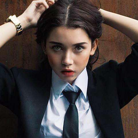 Ngoài đời, Alissa Janine Wollmann rất yêu thích phong cách trang điểm đậm. Mắt và môi là hai vùng luôn được cô nàng tỉa tót rất kỹ càng để tạo nên sự ấn tượng ngay từ cái nhìn đầu tiên đối với người đối diện. Ngoài ra Alissa Janine Wollmann còn có phong cách thời trang tuy đơn giản nhưng rất hiện đại, thể hiện sự năng động và cái "chất" của riêng cô.