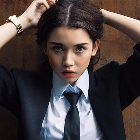 Ngoài đời, Alissa Janine Wollmann rất yêu thích phong cách trang điểm đậm. Mắt và môi là hai vùng luôn được cô nàng tỉa tót rất kỹ càng để tạo nên sự ấn tượng ngay từ cái nhìn đầu tiên đối với người đối diện. Ngoài ra Alissa Janine Wollmann còn có phong cách thời trang tuy đơn giản nhưng rất hiện đại, thể hiện sự năng động và cái "chất" của riêng cô.