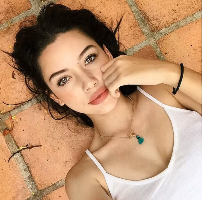 Khuôn mặt của Alissa Janine Wollmann còn được cho đặc biệt giống Maria Ozawa. Tuy nhiên điều này chỉ đúng với những hình ảnh trong cuộc thi Thailand's Got Talent mà thôi. Xem thêm nhiều bức ảnh khác của Alissa Janine Wollmann trên Facebook, có thể thấy khuôn mặt cô gái trẻ này vẫn có rất nhiều điểm khác biệt so với khuôn mặt của nữ hoàng phim cấp 3 Maria Ozawa.