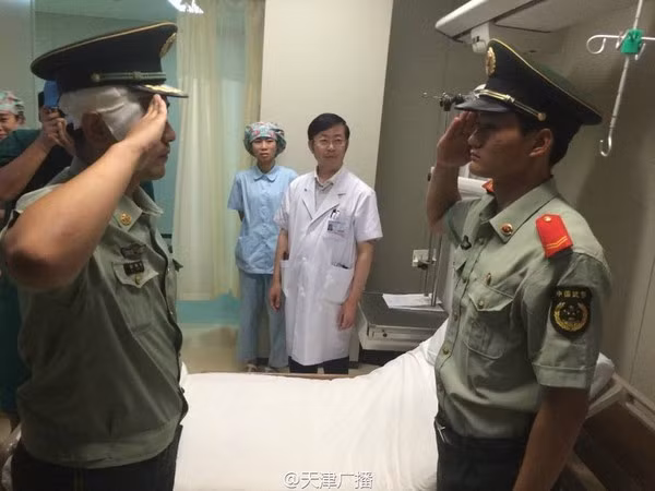 Những bức ảnh gây xúc động mạnh trong cộng đồng mạng Trung Quốc. Ảnh: Weibo.