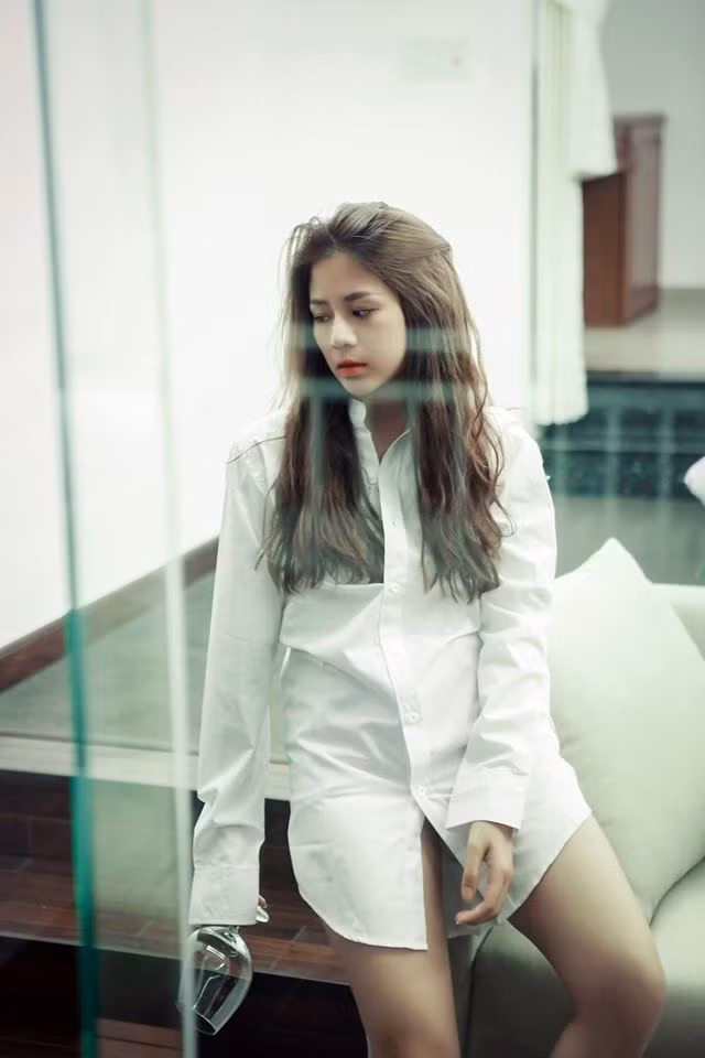 Nữ giám đốc trẻ chia sẻ, khi còn đang là sinh viên năm thứ hai chuyên ngành thiết kế thời trang, cô đã có ý định nổi loạn, quyết định bỏ học để theo đuổi đam mê kinh doanh, xây dựng thương hiệu thời trang của riêng mình, mặc cho gia đình và bạn bè hết sức ngăn cản và cho rằng đó là hành động dại dột.