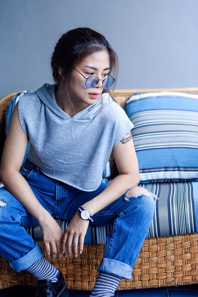 Và đúng như kỳ vọng của cô sinh viên non nớt ngày nào, chỉ trong vài năm Nguyên Sa đã có một thương hiệu thời trang riêng. Toàn bộ các trang phục nam nữ của công ty đều là tự tay bà chủ đa tài này lên ý tưởng, phối màu và cắt may.