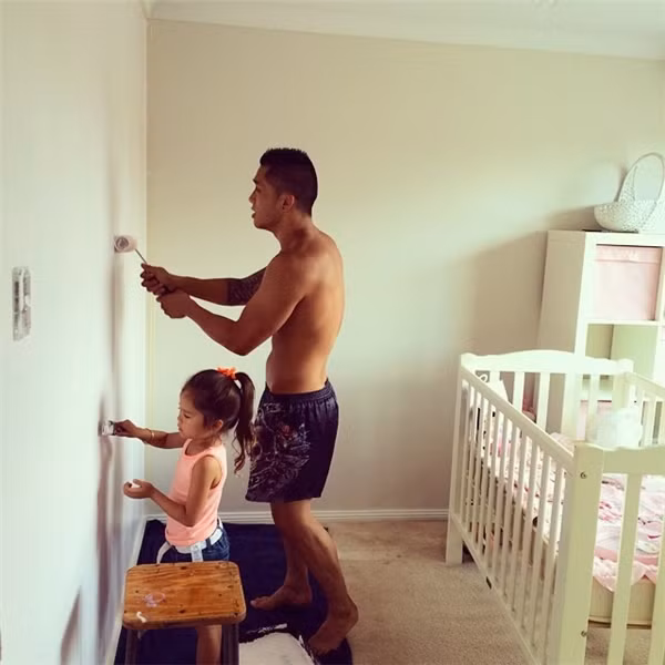 Nhìn hình ảnh Martin Nguyen chăm sóc các con, làm việc nhà, không mấy ai có thể tin rằng trên sàn đấu anh là một võ sĩ vô cùng mạnh mẽ và dữ tợn. Tuy nhiên, Martin Nguyen khẳng định, những hình ảnh trên sàn đấu không thể nói lên toàn bộ con người, bản chất của anh. Ngoài đời Martin Nguyen hoàn toàn không hung hăng, thích gây hấn với người khác, trái lại còn khá điềm đạm và giản dị... Những gì diễn ra trên sàn đấu chỉ để phục vụ tính chất chuyên nghiệp của môn thể thao anh theo đuổi mà thôi. Ảnh trong bài: SBS.