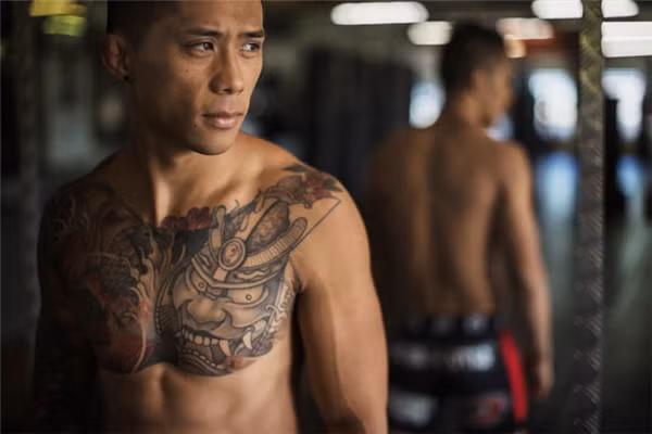 Martin Nguyen, sinh ngày 5/3/1989 tại Sydney, New South Wales, Australia. Chàng trai gốc Việt chính thức trở thành một võ sĩ đấu võ tổng hợp từ năm 2012 và đến nay đã có chuỗi thành tích khá ấn tượng với 6 trận thắng, 1 trận thua. Về chiến thắng thuyết phục gần nhất trước nhà vô địch Trung Quốc Liu Kai Wen, Martin Nguyen tỏ ra rất khiêm tốn và cho rằng bản thân đã làm hết sức có thể, giành chiến thắng như một bản năng trên sàn đấu.