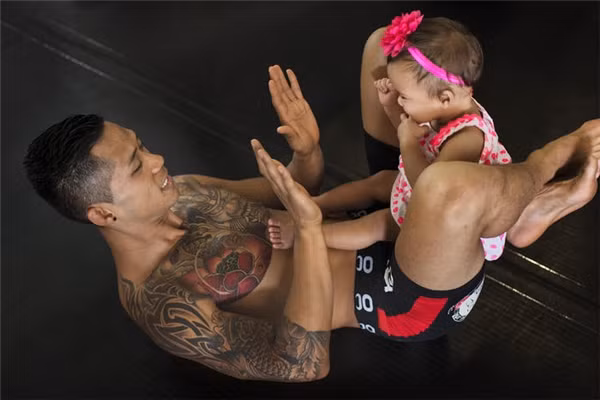 Về phần mình, Martin Nguyen cho biết anh rất yêu gia đình, vợ con của mình. Thời gian ngoài công việc, tập luyện và thi đấu, Martin Nguyen luôn muốn dành hết cho gia đình. Nói về các con, ông bố 27 tuổi cho biết anh không mong các con sẽ theo nghiệp của mình nhưng nếu khi trưởng thành, chúng thích học võ và chẳng may yêu thích con đường trở thành võ sĩ giống bố thì Martin Nguyen cũng không cản trở.