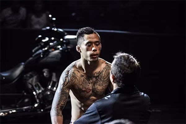 Martin Nguyen đã giành chiến thắng rất thuyết phục khi anh tỏ ra hiệu quả hơn ngay từ đầu trận đấu. Tìm được sơ hở, chàng võ sĩ gốc Việt đã trút một cơn mưa đòn đánh bằng cả hai tay vào đầu mặt trong tư thế ngồi lên lưng đối thủ đang nằm sấp khiến nhà vô địch Trung Quốc phải ôm đầu xin thua. Chiến thắng vẻ vang này khiến Martin Nguyễn bỗng chốc trở thành nhân vật nổi tiếng và được nhiều khán giả Việt Nam tìm kiếm thông tin.