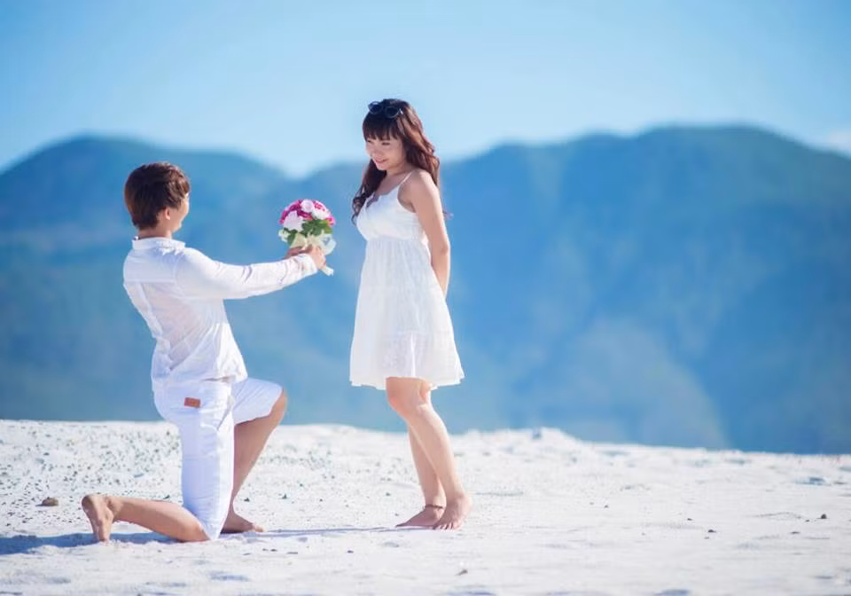 Về sự chênh lệch tuổi tác giữa hai người, Khánh Linh tiết lộ rằng cô thường xuyên bị bạn bè trêu chọc, thắc mắc, có lúc cũng đồn đại nhiều điều không hay. Những câu hỏi Khánh Linh thường nhận được như: “Sao dụ được hay vậy?”, “Xưng hô thế nào?”, “Không sợ già trước tuổi cưới về rồi nó bỏ à?”… Ngoài ra, sự chênh lệch chiều cao, vóc dáng của hai người cũng khiến Khánh Linh, Minh Đức thỉnh thoảng lâm vào cảnh dở khóc, dở cười.