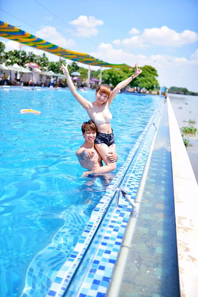 Vốn là một người yêu xê dịch nên từ khi được gia đình bạn trai đồng ý cho cưới, tháng nào Linh cũng dắt Đức đi phượt bằng xe máy. Ban đầu thấy con trai duy nhất thường xuyên đi xa như vậy, bố mẹ Đức cũng rất lo lắng, cấm đoán nhưng do cặp đôi đi quá nhiều, lâu dần thành quen, cuộc sống cũng có thêm màu sắc nên bố mẹ Đức lại quay sang ủng hộ. “Tụi mình lên rừng xuống biển rồi tự dắt nhau đi chụp ảnh cưới theo kiểu phượt. Đi nhiều nơi, chụp nhiều ảnh đẹp, anh ấy giờ mê phượt hơn cả mình”.