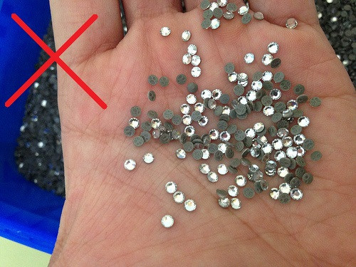 Ngoài ra, Viện An toàn Tin tức Quốc tế cũng khuyến cáo phóng viên chiến trường tránh mang những đồ vật lấp lánh hay các gương phản chiếu bởi dưới ánh sáng mặt trời, trông chúng sẽ rất giống vệt súng lóe lên, tránh thu hút sự chú ý của quân địch, làm lộ vị trí.