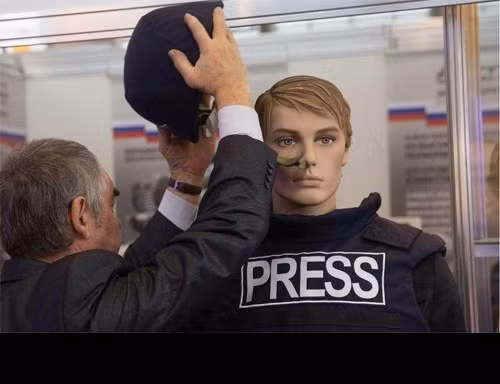 Ngày nay, thường các phóng viên chiến trường hay phóng viên làm việc trong các vụ bạo động, khủng bố, vùng chiến sự... trên áo giáp phía ngoài thường được in dòng chữ "Press - Báo chí". Khi được công nhận là phóng viên chiến trường, được cơ quan gửi đến các vùng chiến sự, những người này sẽ trở thành đối tượng áp dụng Luật quốc tế bảo vệ phóng viên chiến trường.