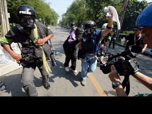 Ngoài áo chống đạn, các phóng viên chiến trường hay phóng viên trong các vùng có bạo động, khủng bố khi làm việc còn được trang bị mũ bảo hiểm, mũ chống đạn. Thường những chiếc mũ này được thiết kế riêng và cũng in dòng chữ "Press" ở phía trên.