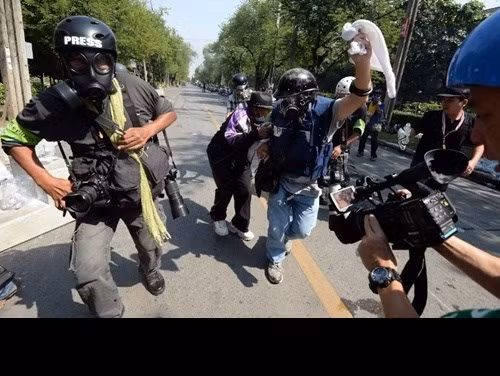 Ngoài áo chống đạn, các phóng viên chiến trường hay phóng viên trong các vùng có bạo động, khủng bố khi làm việc còn được trang bị mũ bảo hiểm, mũ chống đạn. Thường những chiếc mũ này được thiết kế riêng và cũng in dòng chữ "Press" ở phía trên.