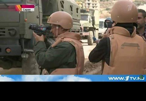 Trong ảnh là phóng viên chiến trường Duy Nghĩa của Đài truyền hình VTV khi anh đang tác nghiệp trong một vùng chiến sự Syria. Có thể thấy anh khoác trên mình chiếc áo chống đạn khá dày và nặng, đội mũ bảo hiểm và ghi hình bằng một máy quay cỡ nhỏ.