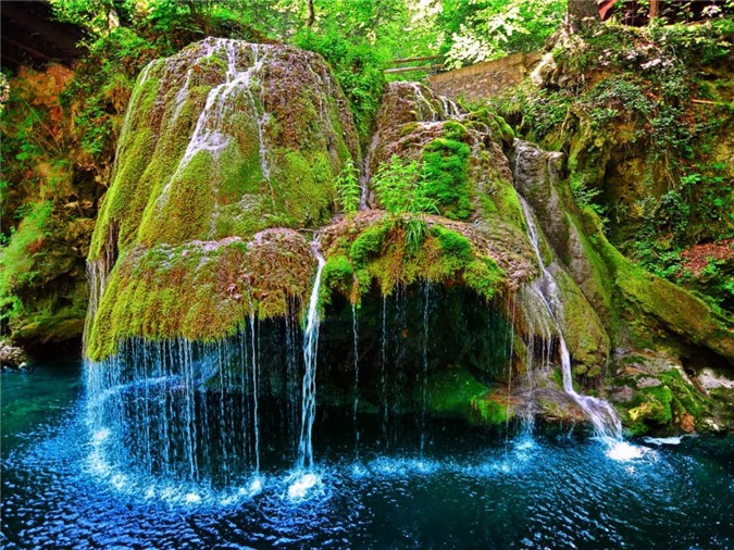 4. Thác Bigăr (Hạt Caraş-Severin, Romania). Mặc dù không nổi bật với kích cỡ và lượng nước chảy, điều khiến cho thác Bigăr khác lạ đó là hình dáng và địa điểm rất đặc biệt của nó. Toàn bộ mặt vách đá đều được bao phủ bởi rêu phong, nước chảy qua bề mặt xanh ngát này xuống con sông nhỏ tên là Miniş. Thác nước nằm đúng trên vĩ độ 45, cách đều đường Xích đạo và điểm cực Bắc, và là một trong số những thác nước độc đáo nhất thế giới.