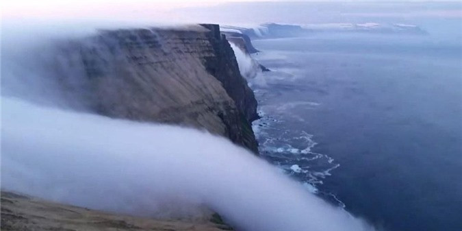 2. Thác sương mù (Djupadal, Ai-xơ-len). Thác nước này làm bằng sương mù chảy rất êm ả dọc theo vách núi. Sương mù dày đặc đã tạo ra cảnh tượng một thác nước đang chảy xuống từ vách đá dựng đứng tại Ai-xơ-len. Màn sương từ từ "chảy" xuôi theo sườn vách đá tại Djupadal và đổ xuống vịnh hẹp Bredafjodur bên dưới. Hiện tượng lạ lùng trên được cho là sẽ xảy ra khi nhiệt độ bị đảo ngược, làm khí nóng bốc lên và giữ lại khối không khí lạnh ở bên dưới.