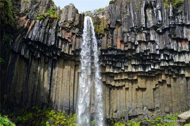14. Thác Svartifoss, Iceland. Svartifoss (hay Thác Đen) là thác nước nằm trong công viên quốc gia Skaftafell và là một trong những thắng cảnh hấp dẫn nhất trong khu vực. Nó được bao bọc bởi các cột dung nham màu đen hình lục giác, vì vậy người ta mới đặt tên nó là Thác Đen. Những cột đá như vậy cũng xuất hiện ở các địa danh như Devil's Tower ở Mỹ hay đảo Staffa tại Scotland. Ở chân thác là những khối đá sắc nhọn và lởm chởm. Cột đá bazan ở đây là nguồn cảm hứng cho nhiều kiến trúc sư của Iceland tạo ra các công trình nổi tiếng như: nhà thờ Hallgrímskirkja ở Reykjavík hay nhà hát quốc gia.