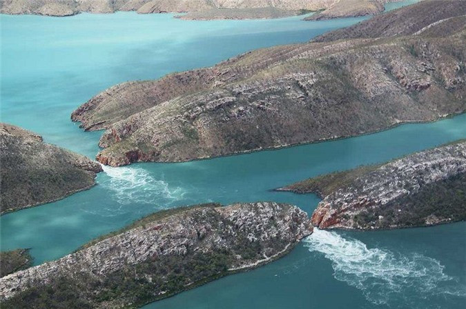 3. Thác chảy ngang (Kimberley, Tây Úc). Trên thế giới chỉ có hai thác nước chảy ngang, và cả hai đều nằm sâu trong Vịnh Talbot ở Bucaneer Archipelago, thuộc vùng Kimberley, phía Tây Úc. Kì quan thiên nhiên này bao gồm hai hẻm núi của dãy McLarty. Giữa hai chỗ hẻm núi này, một lượng nước lớn bị đẩy qua bởi sóng thủy triều rất mạnh, tạo ra những đợt thác tạm thời có thể "cao" đến 5m. Hướng chảy của dòng nước sẽ thay đổi khi thủy triều thay đổi. Mỗi khi nước dân lên hay hạ xuống, phía trước hẻm núi sẽ dồn lại một lượng nước khổng lồ so với lượng nước nó cho phép chảy qua. Vì thế, nước sẽ chảy ào ạt qua hẻm núi như là thác vậy, dưới tác động của dòng nước thủy triều.