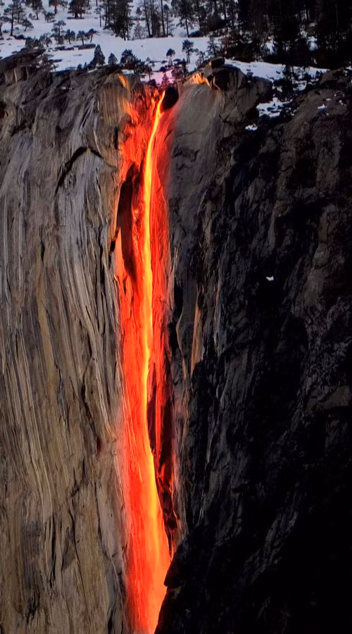 1. Thác lửa (Công viên Quốc gia Yosemite, California, Mỹ). Thác Horsetail, còn có tên gọi khác là "Thác Lửa", chảy vào mùa đông và đầu hạ từ núi El Capitan thành hai dòng chảy riêng biệt và đổ từ độ cao 478,5m xuống mặt đá dốc, làm những giọt nước bắn lên tạo thành một dải sương mù trước khi tiếp tục đổ xuống dưới chân núi. Trong suốt hai tuần cuối của tháng hai, thác Horsetail sẽ đổi màu và trở thành "thác lửa". Hiện tượng này xảy ra khi ngày sắp tàn, những tia nắng cuối cùng sẽ hắt lên thác nước và nếu phản chiếu lại ở một góc đúng, cảnh tượng ngắn ngủi nhưng tuyệt đẹp sẽ diễn ra: một dòng lửa rực rỡ xuất hiện, đồ ào ào xuống mặt đất.