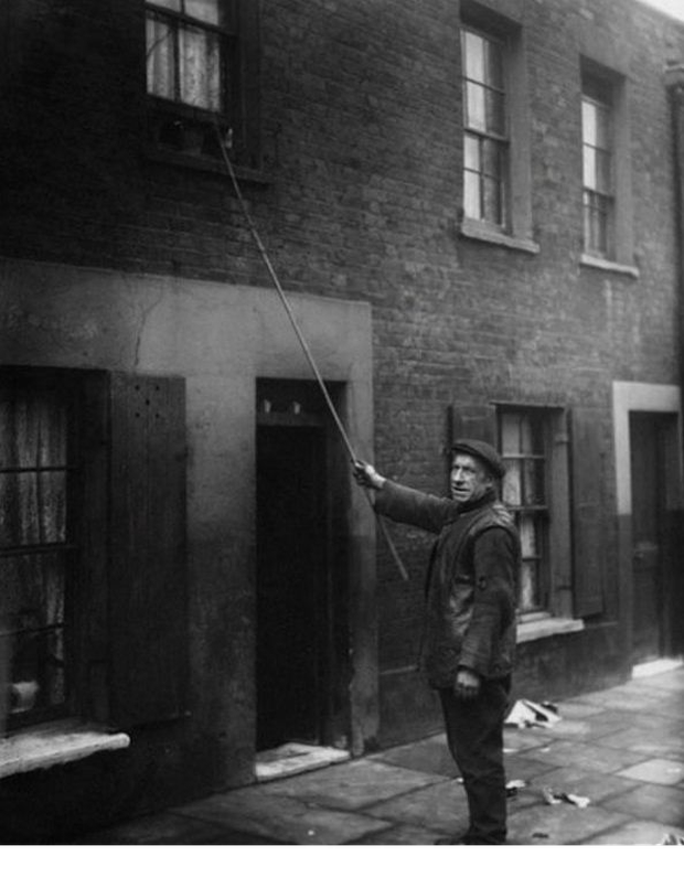 Để thức dậy đúng giờ, người dân Anh thuê người để gọi mình dậy vào giờ mong muốn.