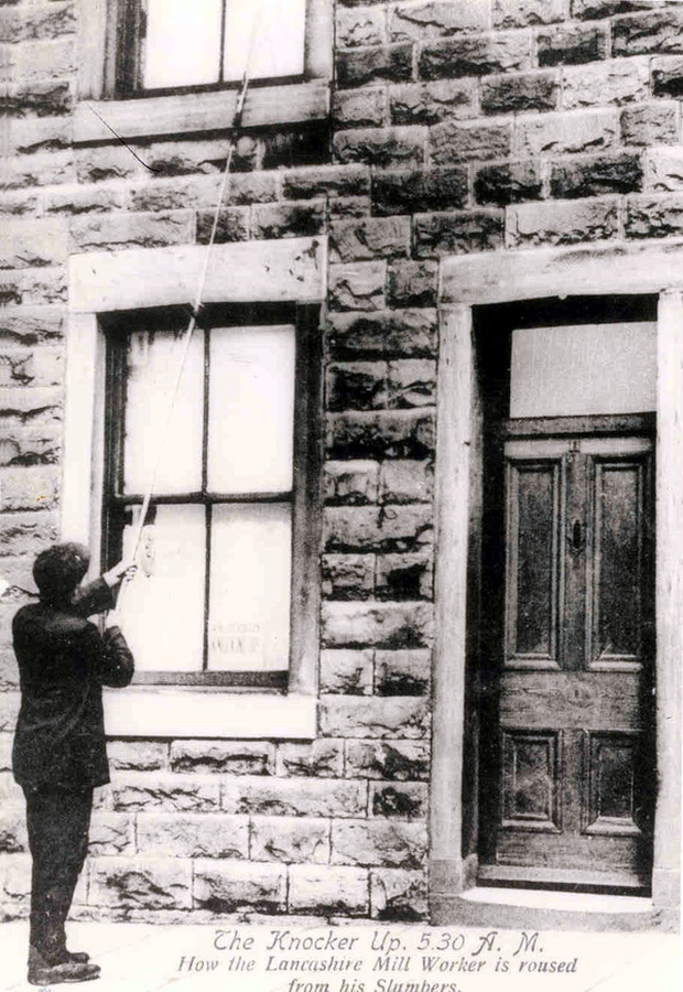 Kể từ khi máy báo thức ra đời, việc thức dậy đúng giờ trở nên dễ dàng và thuận tiện hơn đối với mọi người. Thế nhưng, trước khi phát minh này xuất hiện, người dân Anh sống vào thế kỷ 18 có cách thức dậy đúng giờ vô cùng độc đáo.