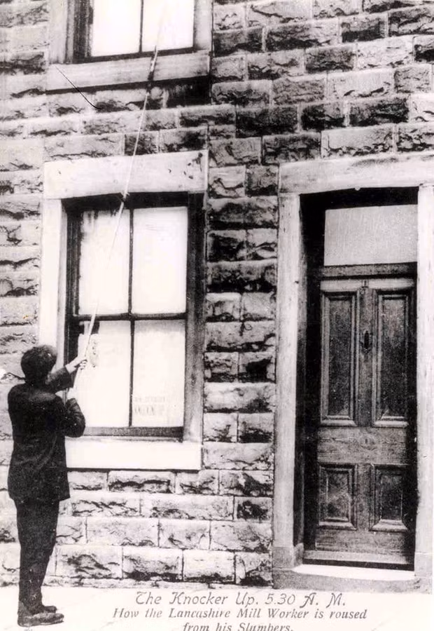 Kể từ khi máy báo thức ra đời, việc thức dậy đúng giờ trở nên dễ dàng và thuận tiện hơn đối với mọi người. Thế nhưng, trước khi phát minh này xuất hiện, người dân Anh sống vào thế kỷ 18 có cách thức dậy đúng giờ vô cùng độc đáo.