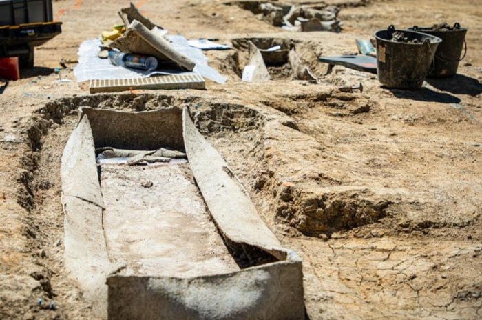 Trong cuộc khai quật một nghĩa địa cổ ở Burgundy-Franche- Comté, Pháp, các chuyên gia thuộc Viện Nghiên cứu Khảo cổ Quốc gia Pháp (INRAP) phát hiện nhiều cỗ quan tài. Trong số này có một số quan tài bằng chì hiếm gặp.