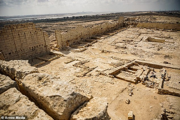 Nhiều chuyên gia nghi ngờ Nữ hoàng Cleopatra và người tình được chôn cất tại Taposiris Magna. Chính vì vậy, nhóm các nhà khảo cổ tiến hành cuộc khai quật tại đây từ năm 2005.