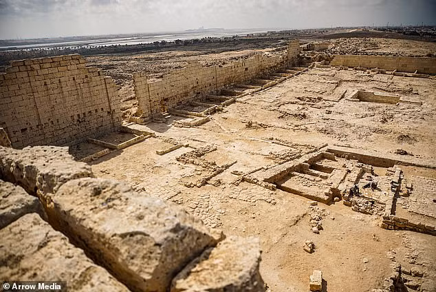 Nhiều chuyên gia nghi ngờ Nữ hoàng Cleopatra và người tình được chôn cất tại Taposiris Magna. Chính vì vậy, nhóm các nhà khảo cổ tiến hành cuộc khai quật tại đây từ năm 2005.