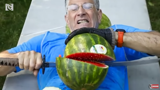 Ông Ashrita Furman lần đầu tiên lập kỷ lục Guinness là năm 1979. Kể từ đó, ông liên tục thách thức bản thân ở những thử thách khó.