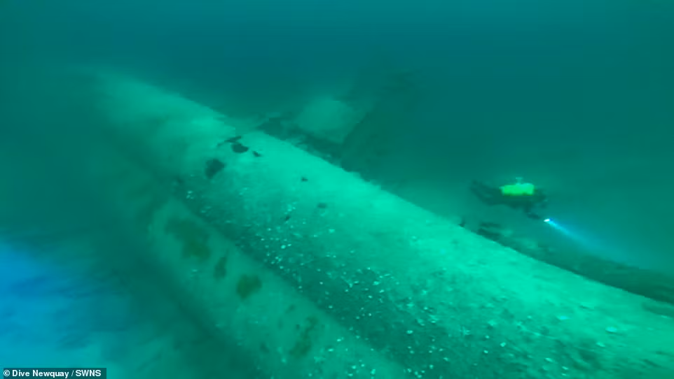 Xác tàu khổng lồ khiến các thợ lặn choáng ngợp. Sau nhiều thập kỷ "ngủ vùi" dưới đáy biển, tàu ngầm U-102I bị nước biển ăn mòn và hư hại một phần. Mời độc giả xem video: Đo sức mạnh tàu ngầm Kilo Việt Nam. Nguồn: VTC14.