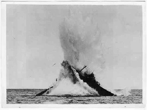 Đứng cách tàu của Nhật Bản khoảng hơn 800 m, tàu ngầm USS Tang phóng 2 quả ngư lôi về phía đối phương. Quả ngư lôi đầu tiên nhắm trúng mục tiêu nhưng quả ngư lôi còn lại bất ngờ gặp sự cố.