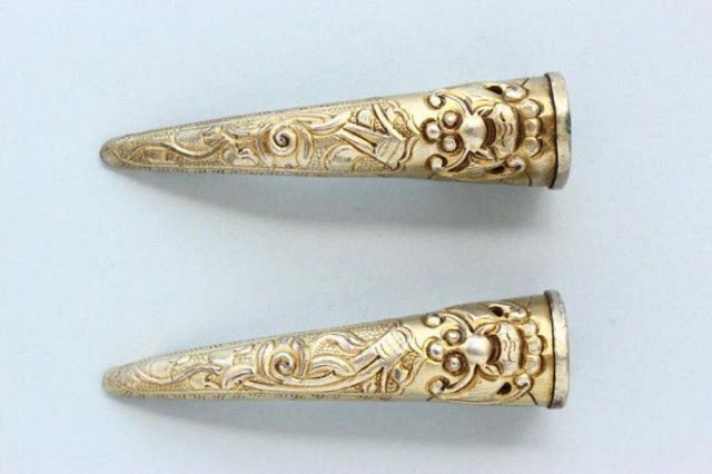 Tùy vào thân phận, địa vị của phi tần, bộ móng giả có thể được làm từ vàng, bạc, đồng, mạ vàng hay gắn thêm ngọc trai.