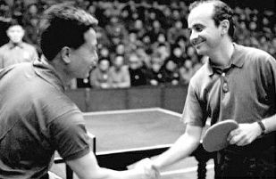 Bắc Kinh liên tiếp từ chối những đề nghị viện trợ thiên tai từ Washington. Chính phủ Mỹ cũng cũng có động thái quyết liệt khi vào năm 1956, Ngoại trưởng John Foster Dulles từng đe dọa sẽ bỏ tù bất kỳ phóng viên Mỹ nào nhận lời mời đến Trung Quốc.