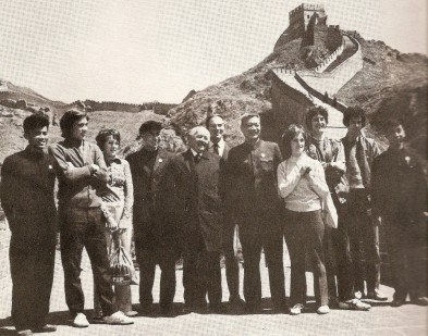 Trước lời mời của Trung Quốc, phía Mỹ đồng ý và cử đội bóng bàn tới tham gia thi đấu. Từ ngày 8 - 18/4/1971, các vận động viên bóng bàn Mỹ tới Trung Quốc và tham dự nhiều sự kiện tại Quảng Châu, Bắc Kinh và Thượng Hải như thăm Vạn Lý Trường Thành và các triển lãm. Họ được nước chủ nhà tiếp đón nồng nhiệt và các phóng viên Mỹ thoải mái tác nghiệp.