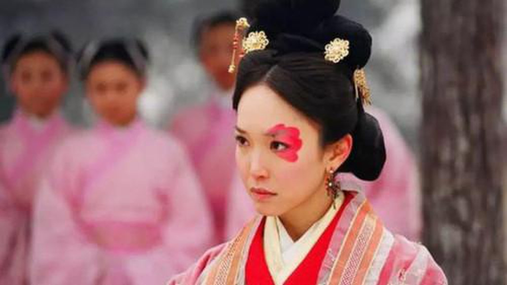 Chung Vô Diệm tên thật là Chung Li Xuân được người đời nhớ đến là bà hoàng Trung Quốc có dung mạo cực kỳ xấu xí nhưng thông minh, tài trí hơn người và có công lớn giúp vương triều nhà Tề thịnh vượng.