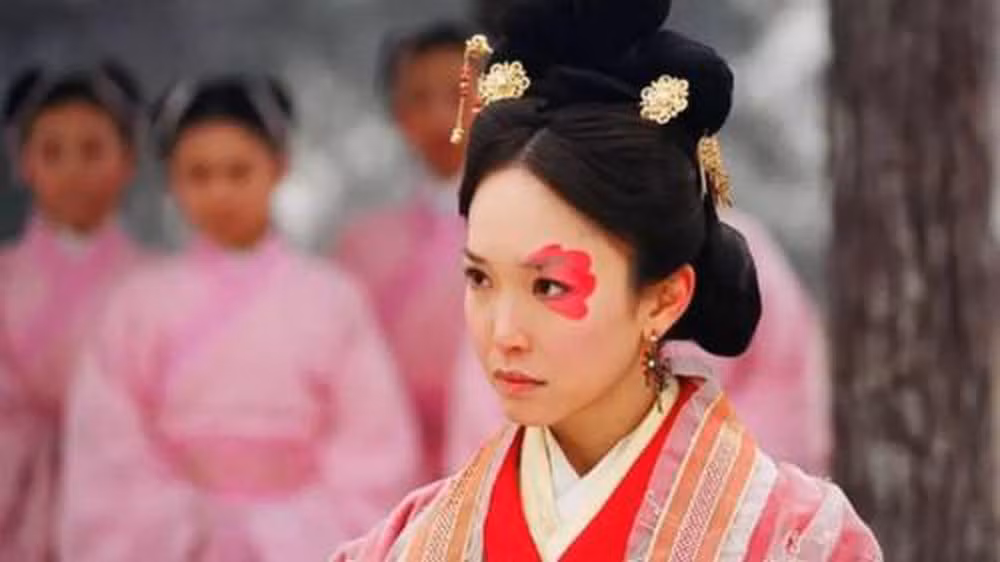 Chung Vô Diệm tên thật là Chung Li Xuân được người đời nhớ đến là bà hoàng Trung Quốc có dung mạo cực kỳ xấu xí nhưng thông minh, tài trí hơn người và có công lớn giúp vương triều nhà Tề thịnh vượng.