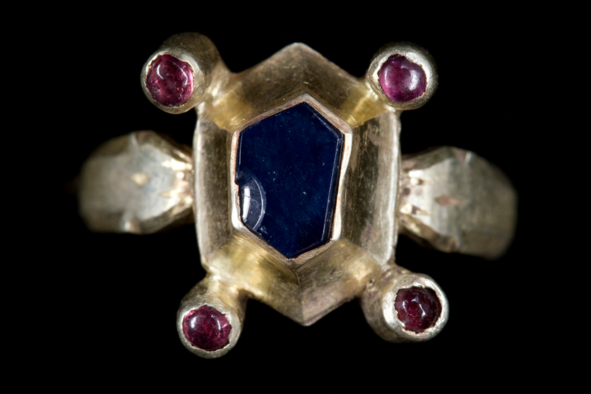 Ông Andreas để toàn bộ số báu vật tìm thấy trên vào trong một chiếc hòm rồi đặt nó trong hầm rượu.