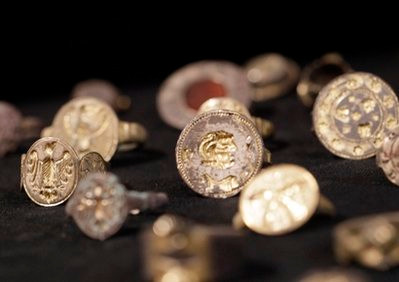 Năm 2007, Andreas K. sống ở Áo, vô tình tìm thấy một kho báu trong sân sau nhà. Ông tìm thấy khoảng 200 món đồ trang sức gồm: nhẫn, trâm cài tóc, khóa, đĩa bạc...