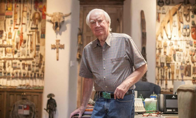 Cách đây hơn 10 năm, triệu phú Forrest Fenn chôn giấu kho báu hơn 1 triệu USD trên dãy núi Rocky, Mỹ. Kho báu là một chiếc rương chất đầy vàng, hồng ngọc, ngọc lục bảo và kim cương.