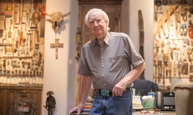 Cách đây hơn 10 năm, triệu phú Forrest Fenn chôn giấu kho báu hơn 1 triệu USD trên dãy núi Rocky, Mỹ. Kho báu là một chiếc rương chất đầy vàng, hồng ngọc, ngọc lục bảo và kim cương.