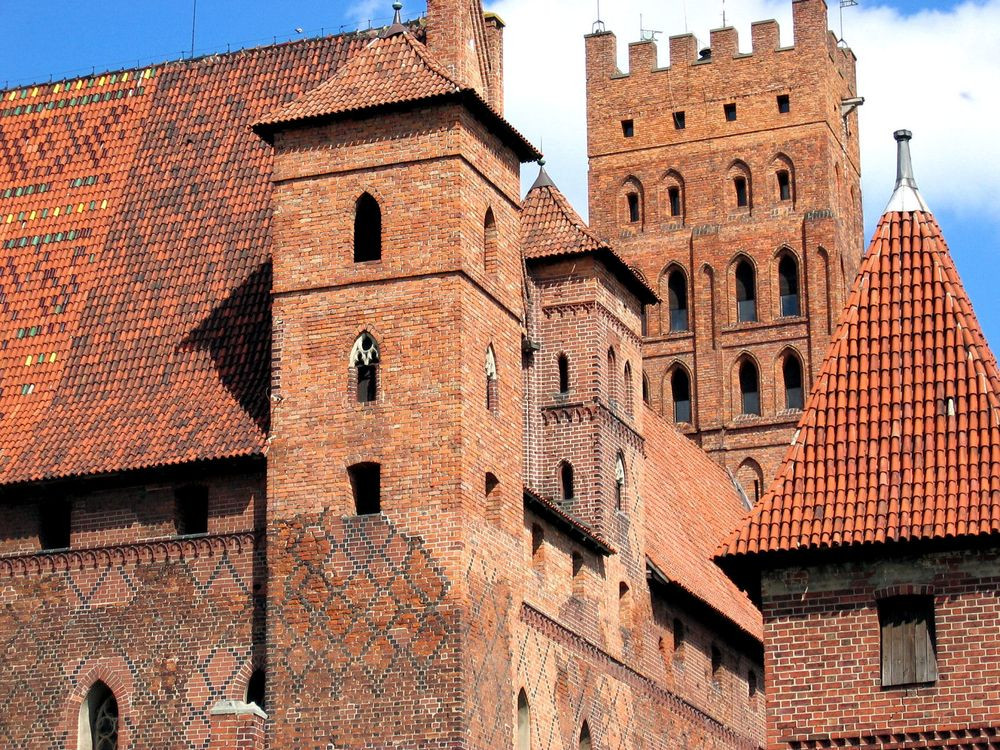 Do đó, lâu đài Malbork bị tàn phá khá nghiêm trọng bởi pháo kích của quân Đồng minh. Sau khi chiến tranh kết thúc, lâu đài mang phong cách kiến trúc Gothique này được tu sửa. Vào năm 1997, UNESCO công nhận lâu đài Malbork là di sản thế giới.