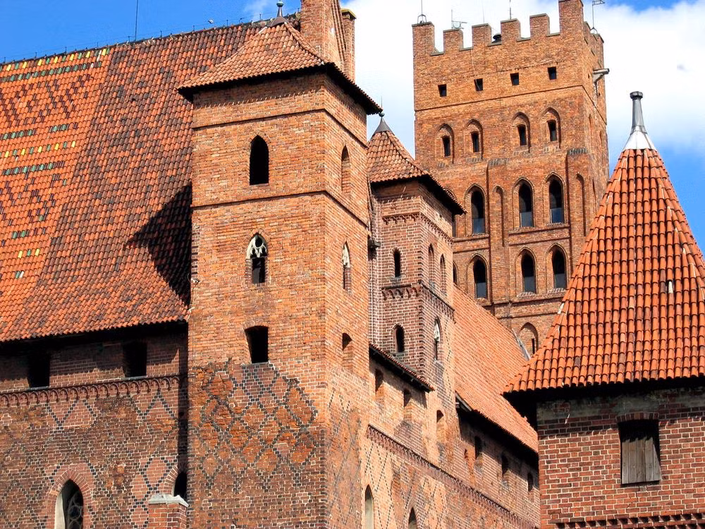 Do đó, lâu đài Malbork bị tàn phá khá nghiêm trọng bởi pháo kích của quân Đồng minh. Sau khi chiến tranh kết thúc, lâu đài mang phong cách kiến trúc Gothique này được tu sửa. Vào năm 1997, UNESCO công nhận lâu đài Malbork là di sản thế giới.