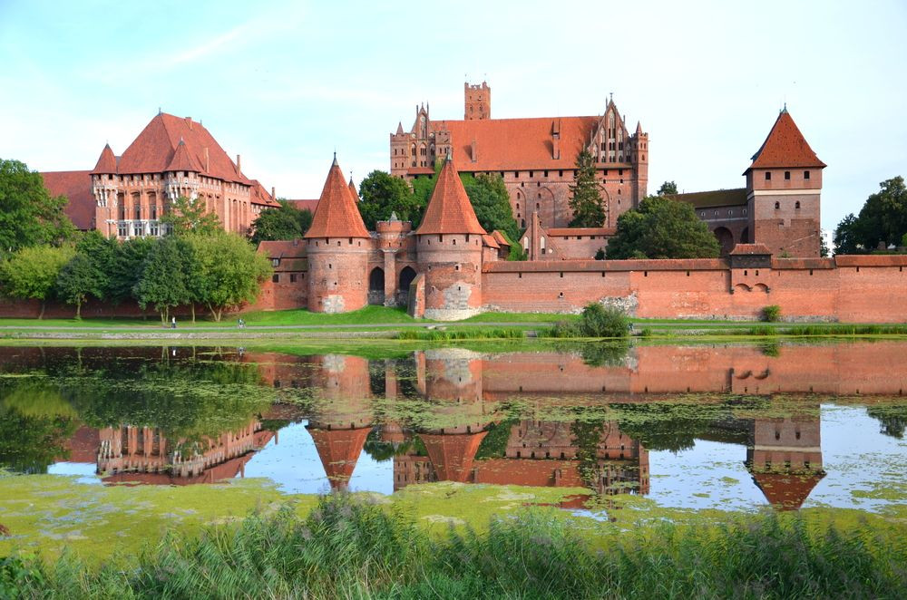 Lâu đài Malbork trở thành lâu đài xây bằng gạch lớn nhất thế giới. Công trình được thi công từ năm 1275.