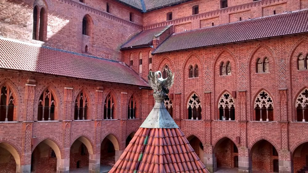 Vì vậy, lâu đài Malbork dần trở thành lâu đài có diện tích lớn nhất thế giới với kích thước lên tới 143.591 m2. Do đó, lâu đài Malbork có từ thế kỷ 13 có rất nhiều phòng với sức chứa khoảng 3.000 người.