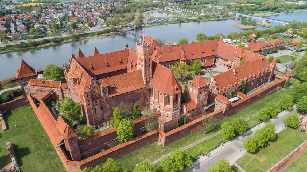 Nằm ở thị trấn Malbork, miền Bắc Ba Lan, lâu đài cổ Malbork nổi tiếng thế giới khi được xây dựng hoàn toàn bằng gạch.
