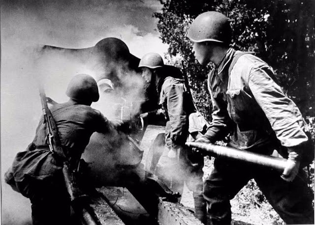 Các binh sĩ Hồng quân Liên Xô sử dụng những loại vũ khí hạng nặng tấn công vào các mục tiêu của phát xít Đức năm 1942.