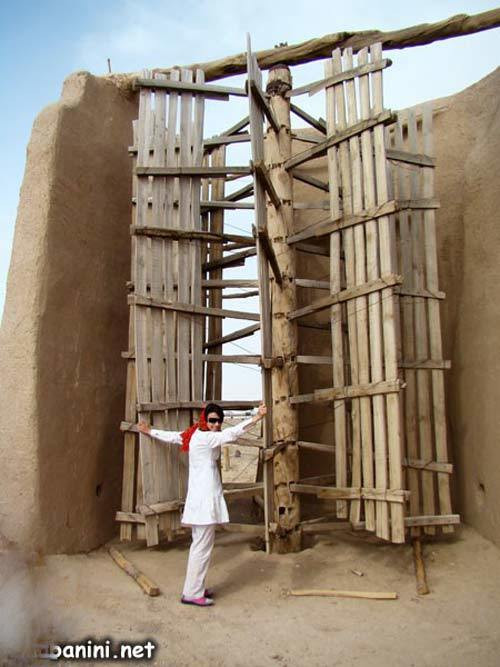 Cối xay gió ở Nashtifan được thiết kế theo chiều ngang, tức trục thẳng đứng và tấm chắn gió xoay theo chiều ngang.