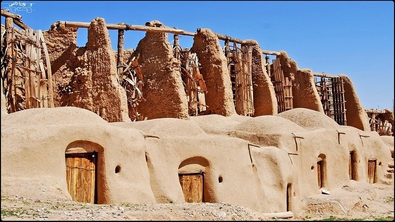 Cối xay gió của người Ba Tư có trục thẳng đứng và được làm từ 6 - 12 cánh quạt hình chữ nhật.