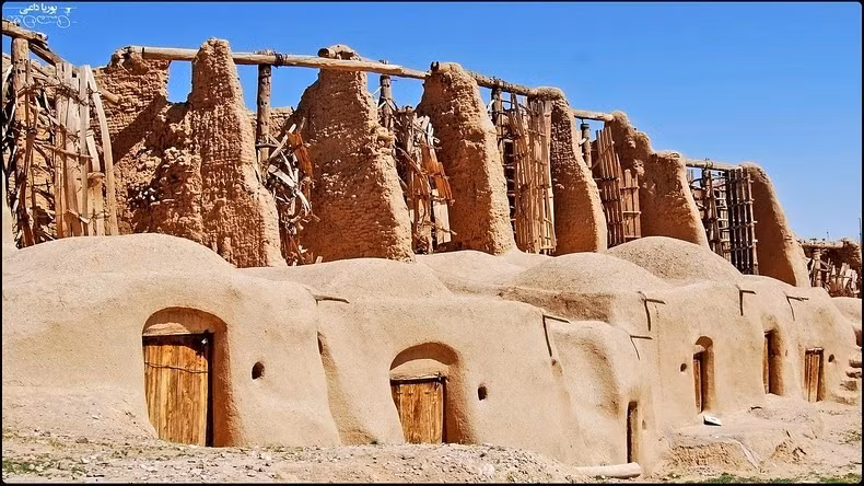 Cối xay gió của người Ba Tư có trục thẳng đứng và được làm từ 6 - 12 cánh quạt hình chữ nhật.